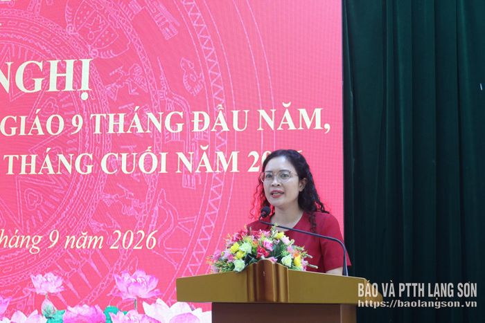 Lãnh đạo Ban Xây dựng Đảng Đảng ủy UBND tỉnh phát biểu tại hội nghị