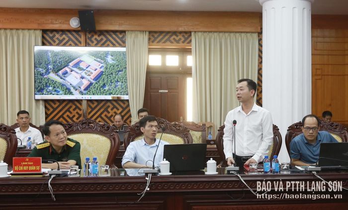 đại diện đơn vị tư vấn thiết kế trình bày các phương án thiết kế, quy hoạch, bố trí các hạng mục của các trường