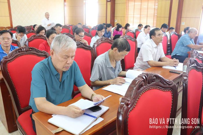 Các đại biểu nghiên cứu tài liệu hội nghị