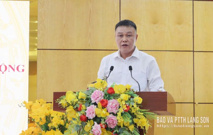 Phó Bí thư Thường trực Đảng ủy phường báo cáo kết quả công tác 9 tháng đầu năm