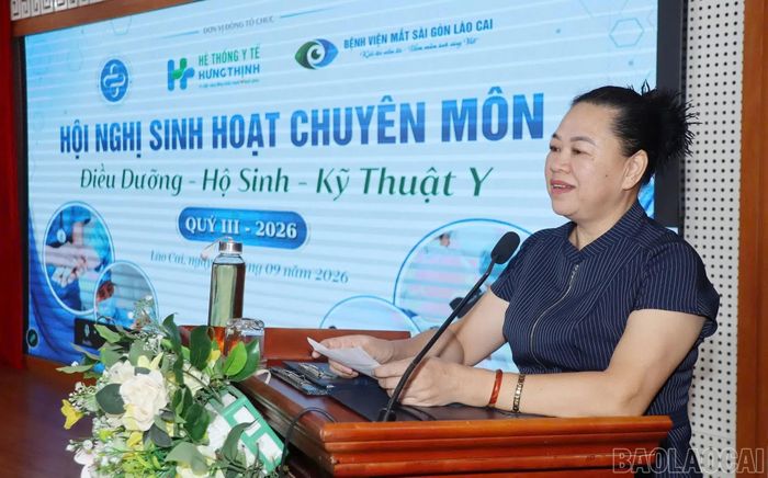 Đồng chí Phạm Bích Vân - Phó Giám đốc Sở Y tế đề nghị các cơ sở khám bệnh, chữa bệnh tiếp tục quan tâm, duy trì nền nếp sinh hoạt chuyên môn; khuyến khích cán bộ y tế chủ động học tập, trao đổi và chia sẻ kinh nghiệm, nhất là từ những tình huống thực tế trong quá trình chăm sóc người bệnh.