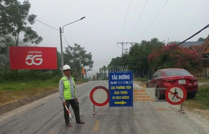 Các đơn vị chức năng phân luồng giao thông và điều động máy, nhân lực khắc phục điểm sạt lở.