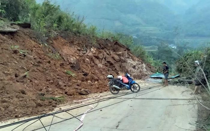 Điểm sạt lở tại Km79+200, đoạn qua xã Bảo Hà.