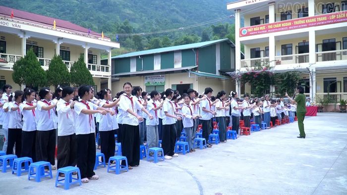 Các em học sinh tham gia giao lưu, trả lời câu hỏi.