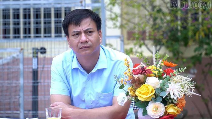 Phụ huynh, học sinh và thầy cô giáo tham gia buổi tuyên truyền Luật an toàn giao thông.