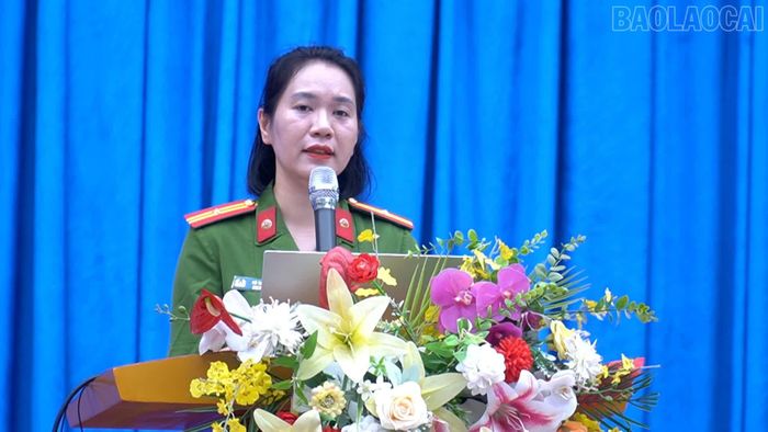 Công an xã Bản Xèo phổ biến các quy định cơ bản về trật tự, an toàn giao thông và hướng dẫn kỹ năng tham gia giao thông an toàn.