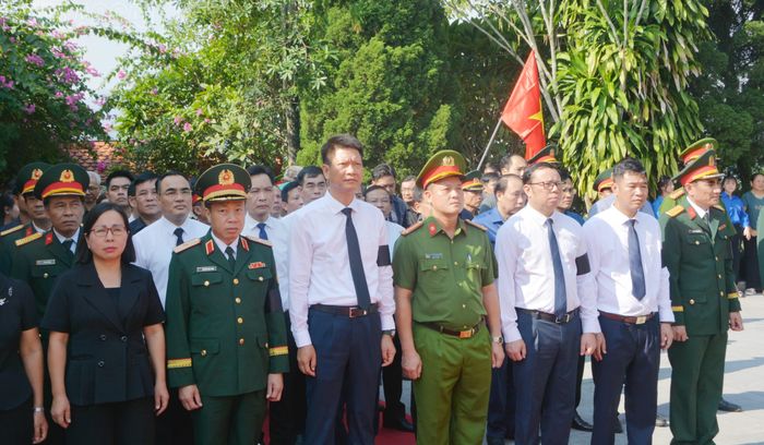 Các đồng chí lãnh đạo, đại biểu dự lễ an táng hài cốt liệt sĩ tại Nghĩa trang liệt sĩ Bảo Thắng.