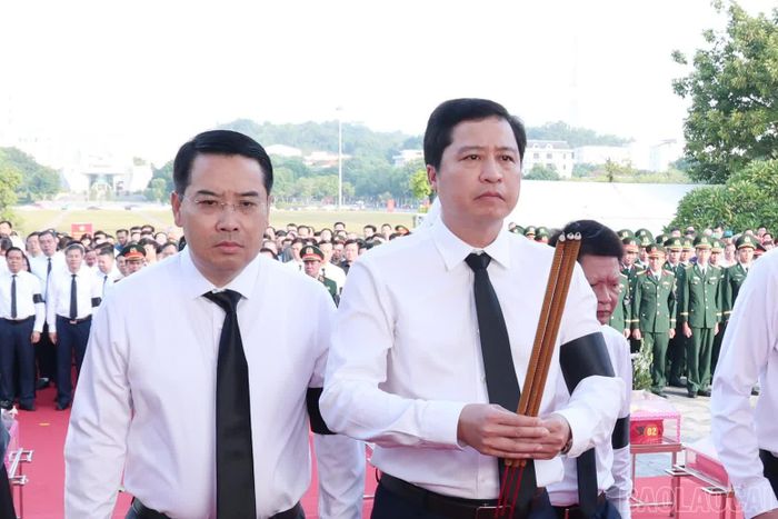 Các đại biểu dâng hương, dâng hoa kính viếng hương hồn các Anh hùng liệt sĩ.