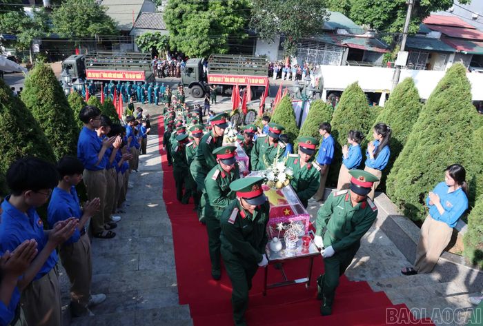 Người dân, cựu chiến binh, đoàn viên, thanh niên, học sinh và thân nhân gia đình các liệt sĩ xúc động tiễn đưa các Anh hùng liệt sĩ về an nghỉ tại nghĩa trang liệt sĩ phường Cam Đường và xã Bảo Thắng.