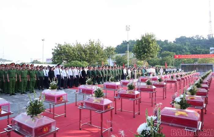 Trong số 71 hài cốt liệt sĩ an táng lần này có 2 liệt sĩ đã xác định được danh tính là liệt sĩ Lý A Tờ, xã Bát Xát và liệt sĩ Triệu Văn Mão, xã Lâm Thượng. Cả hai liệt sĩ đều hy sinh năm 1979 tại Đồn Biên phòng Nậm Mít, nay là Đồn Biên phòng A Mú Sung.