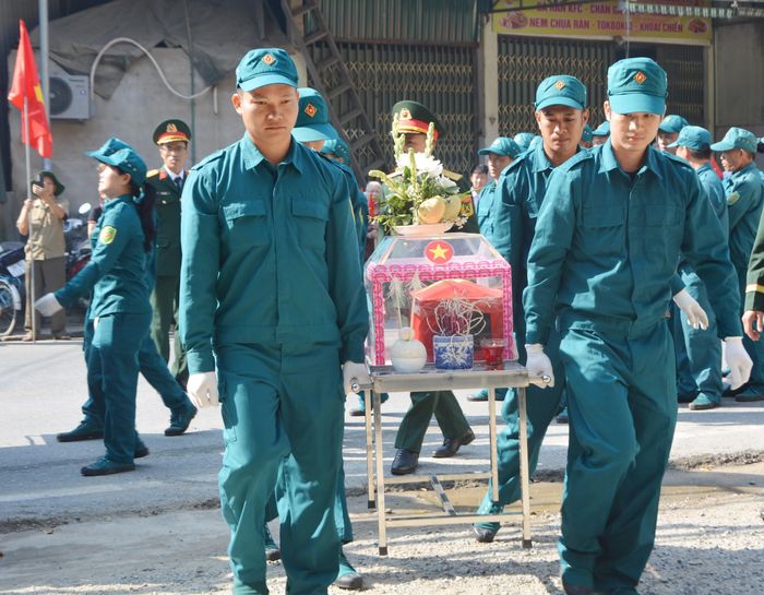 Các lực lượng thực hiện nghi thức di quan hài cốt liệt sĩ.