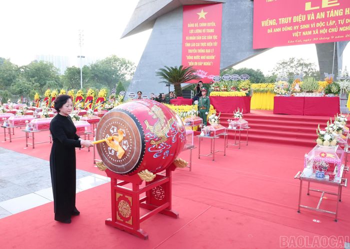 Đồng chí Phạm Thị Thanh Trà - Bí thư Trung ương Đảng, Phó Thủ tướng Chính phủ, Trưởng Ban Chỉ đạo quốc gia về tìm kiếm, quy tập và xác định danh tính hài cốt liệt sĩ thỉnh trống kính báo anh linh các anh hùng liệt sĩ.