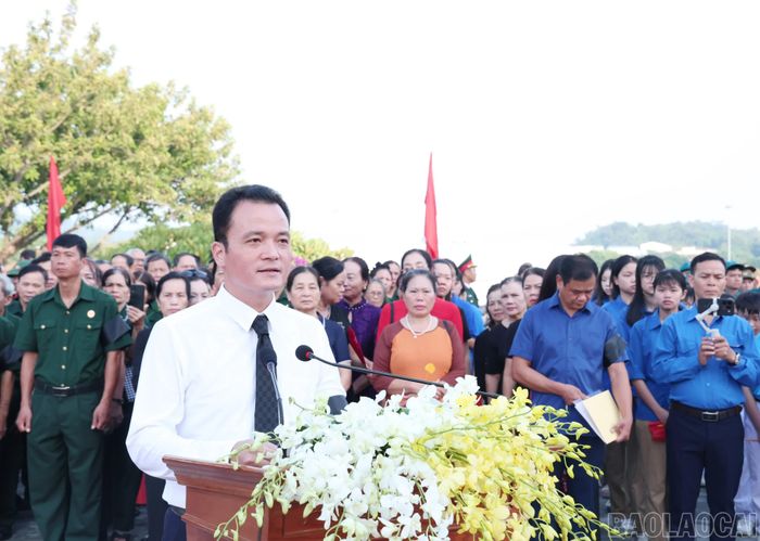Đồng chí Giàng Quốc Hưng - Ủy viên Ban Thường vụ Tỉnh ủy, Phó Chủ tịch UBND tỉnh, Trưởng Ban Chỉ đạo tìm kiếm quy tập và xác định danh tính hài cốt liệt sĩ tỉnh Lào Cai đọc lời điếu tại buổi lễ.