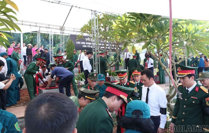 An táng hài cốt liệt sĩ tại Nghĩa trang liệt sĩ phường Cam Đường.