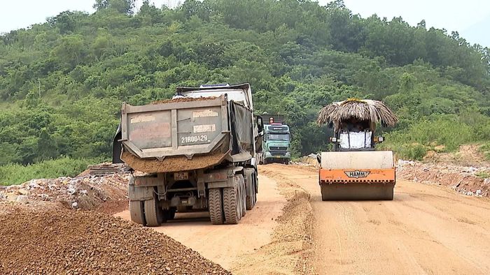 Do vướng mắc mặt bằng tại km1+200 thuộc địa bàn phường Trung Tâm nên chưa thể thông tuyến chính.