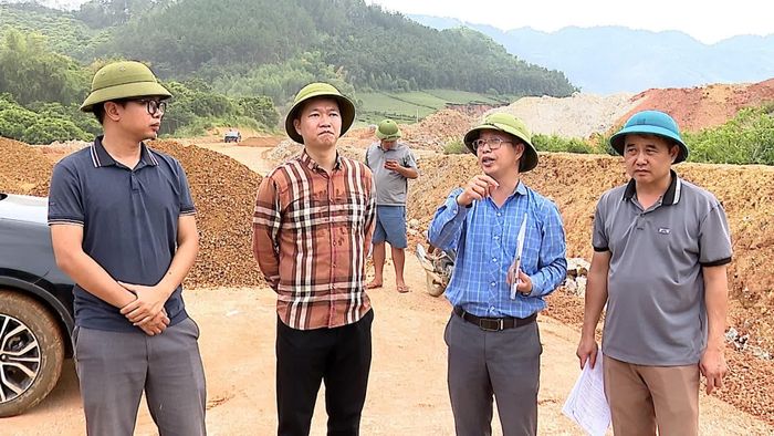 Lãnh đạo phường Trung Tâm và chủ đầu tư dự án kiểm tra thực địa, phối hợp giải quyết vướng mắc về mặt bằng.