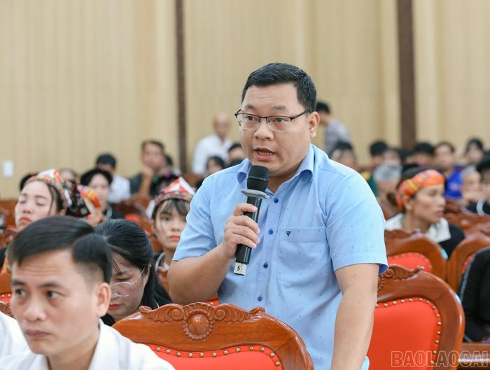 Cử tri xã Mậu A phát biểu tại hội nghị.