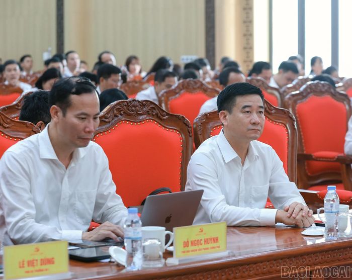 Các đại biểu và cử tri tham dự hội nghị.