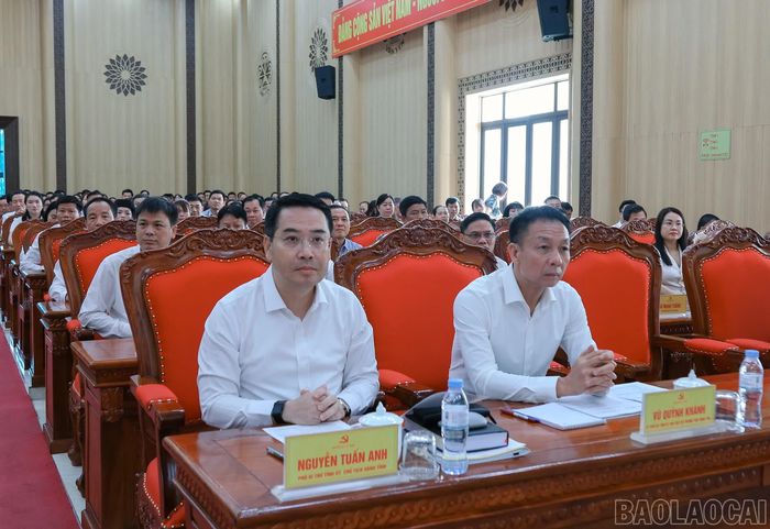 Đồng chí Nguyễn Tuấn Anh - Phó Bí thư Tỉnh ủy, Chủ tịch UBND tỉnh; đồng chí Vũ Quỳnh Khánh - Ủy viên Ban Thường vụ Tỉnh ủy, Phó Chủ tịch Thường trực HĐND tỉnh dự hội nghị.