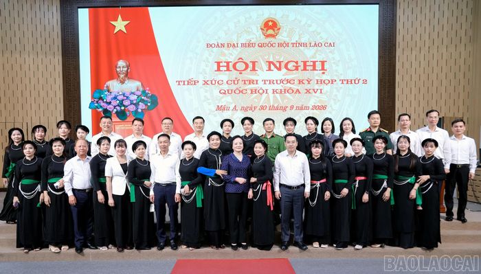Bí thư Trung ương Đảng, Phó Thủ tướng Phạm Thị Thanh Trà và các đồng chí lãnh đạo tỉnh Lào Cai chụp ảnh lưu niệm với đại biểu dự hội.
