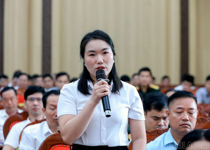 Cử tri xã Đông Cuông phát biểu tại hội nghị.