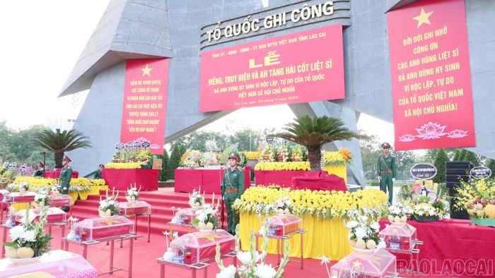 Hài cốt liệt sĩ Lý A Tờ bên cạnh những đồng đội tại Lễ viếng, truy điệu và an táng hài cốt liệt sĩ.