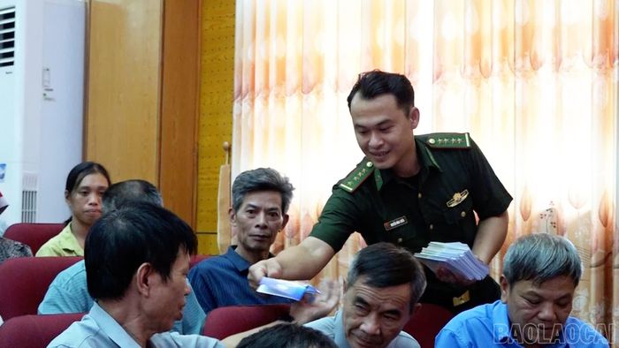 Bộ đội Biên phòng tỉnh Lào Cai phát tờ rơi tuyên truyền cho người dân.
