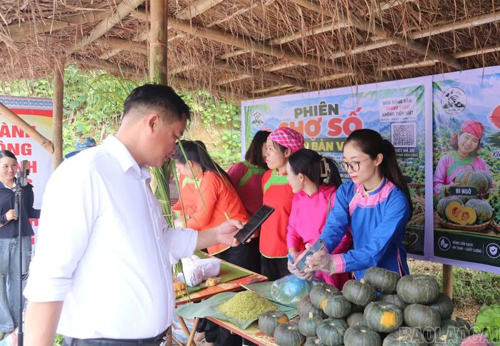 Khách hàng thực hiện thanh toán không dùng tiền mặt tại phiên chợ số.