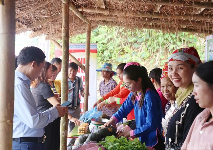 Các đại biểu tham gia phiên chợ số.