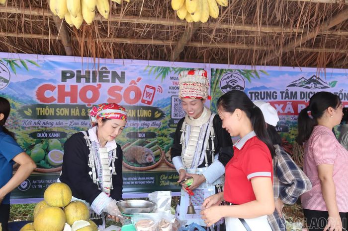 Các gian hàng số thu hút sự quan tâm, chú ý của các đại biểu và người dân, du khách.