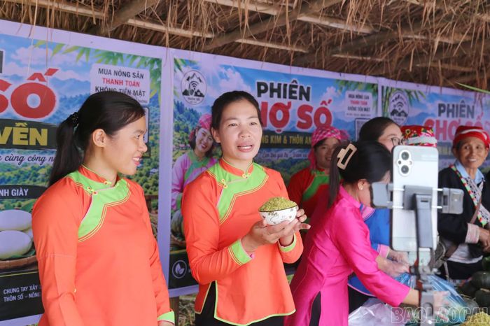 Người dân livestream bán hàng tại Phiên chợ số.