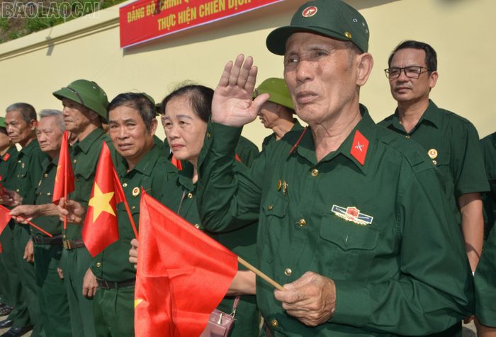 Các đồng chí lãnh đạo Trung ương, Quân khu 2, tỉnh Lào Cai và các lực lượng, tầng lớp Nhân dân trang nghiêm, thành kính dự lễ truy điệu và đưa các liệt sĩ về an táng tại Nghĩa trang liệt sĩ phường Cam Đường và xã Bảo Thắng, sau nhiều năm nằm lại nơi chiến trường.