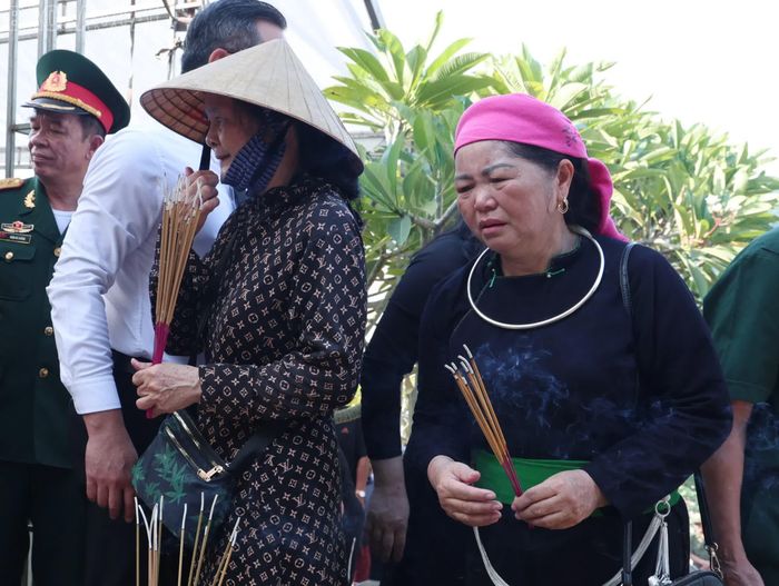 Những nén tâm hương, ngọn nến được thắp lên, những vòng hoa đặt xuống phần mộ là lời tri ân sâu sắc đối với những người con đã hiến dâng tuổi xuân, máu xương cho độc lập, tự do của Tổ quốc.