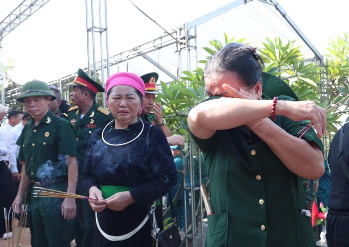 Giây phút nghẹn ngào, xúc động của người dân địa phương khi tiễn đưa liệt sĩ về nơi an nghỉ.