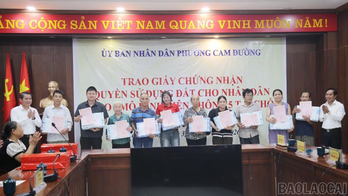 Trao giấy chứng nhận quyền sử dụng đất cho các hộ dân thuộc Dự án Khu tái định cư Xuân Tăng.