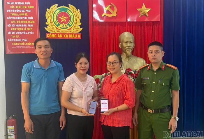 Chị Thư chuyển trả số tiền gần 250 triệu đồng cho chị Vui trước sự chứng kiến của Công an xã Mậu A.