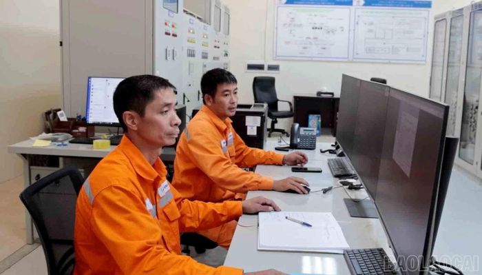 Kiểm tra, theo dõi sát sao công suất vận hành của trạm qua màn hình giám sát.