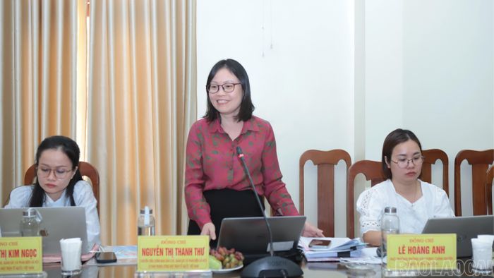 Thành viên đoàn giám sát Ủy ban Trung ương Mặt trận Tổ quốc Việt Nam trao đổi tại buổi làm việc.