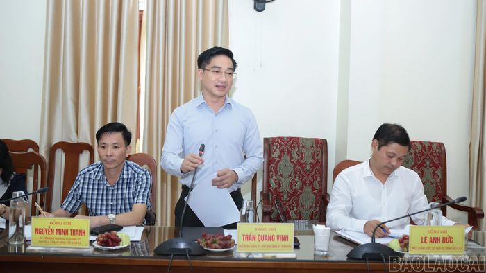 Đồng chí Trần Quang Vinh, Phó Bí thư Đảng ủy, Chủ tịch UBND xã báo cáo việc thực hiện dân chủ ở cơ sở gắn với trách nhiệm của người đứng đầu của địa phương.