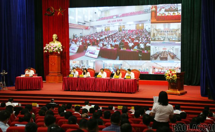 Hội nghị được tổ chức bằng hình thức trực tiếp kết hợp với trực tuyến.