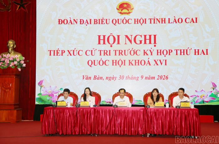 Các đại biểu Quốc hội tại hội nghị tiếp xúc cử tri với cụm xã, phường khu vực phía Bắc.