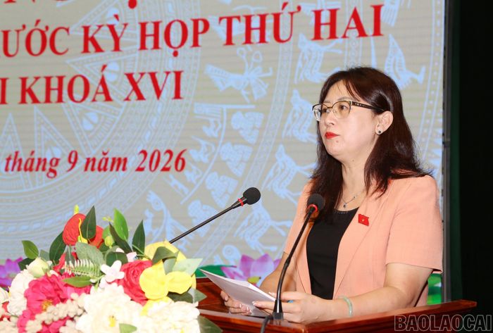  Thay mặt Đoàn đại biểu Quốc hội tỉnh, đồng chí Giàng Thị Dung - Phó Bí thư Tỉnh ủy, Trưởng đoàn đại biểu Quốc hội tỉnh tiếp thu ý kiến cử tri nêu. 