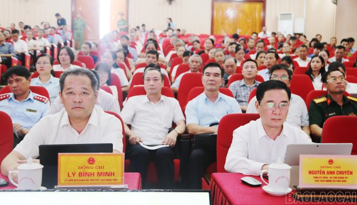 Các đại biểu dự hội nghị tiếp xúc cử tri.