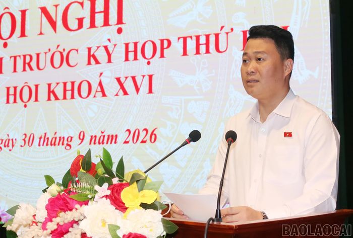 Đồng chí Hà Đức Minh - Ủy viên Ban Thường vụ Tỉnh ủy, Phó Chủ tịch Thường trực Ủy ban MTTQ Việt Nam tỉnh báo cáo tình hình phát triển kinh tế - xã hội của đất nước, địa phương và hoạt động của Đoàn đại biểu Quốc hội tỉnh Lào Cai.