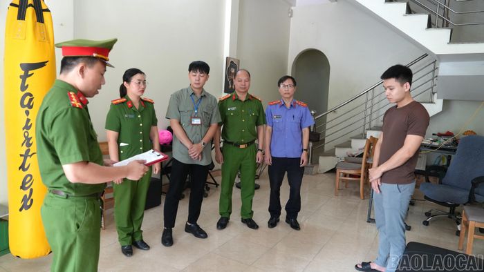 Cơ quan CSĐT Công an tỉnh Lào Cai đọc Quyết định khởi tố vụ án, khởi tố bị can đối với Ngô Bá Mạnh.