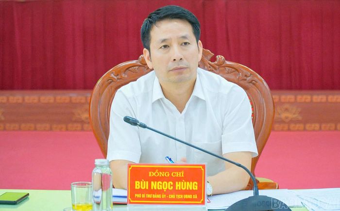 Đồng chí Bùi Ngọc Hùng - Chủ tịch UBND xã, Chủ tịch Hội đồng Nghĩa vụ quân sự xã chủ trì hội nghị.