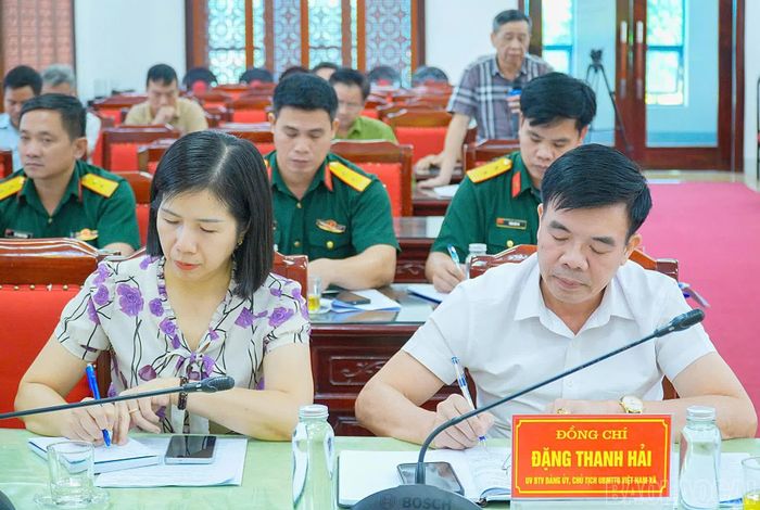 Các thành viên Hội đồng Nghĩa vụ quân sự xã dự hội nghị.
