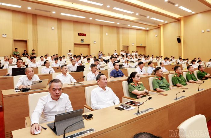 Các đồng chí lãnh đạo các ngành, cơ quan tham gia hội nghị.