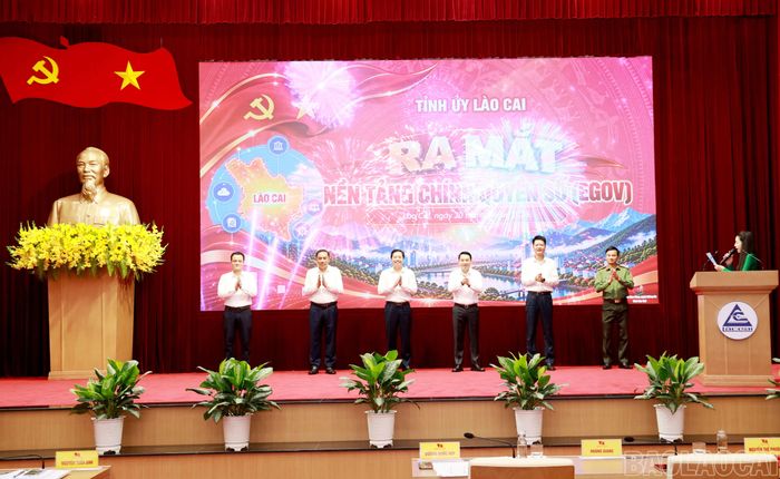 Các đồng chí lãnh đạo tỉnh tham gia Lễ công bố chính thức vận hành Nền tảng Chính quyền số tỉnh Lào Cai (eGov) phục vụ chính quyền địa phương hai cấp với định hướng “Một hệ thống - Một hệ dữ liệu - Một quy trình điều hành thống nhất”.