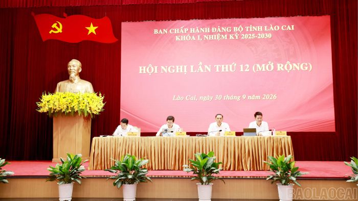 Các đồng chí Thường trực Tỉnh ủy chủ trì hội nghị.
